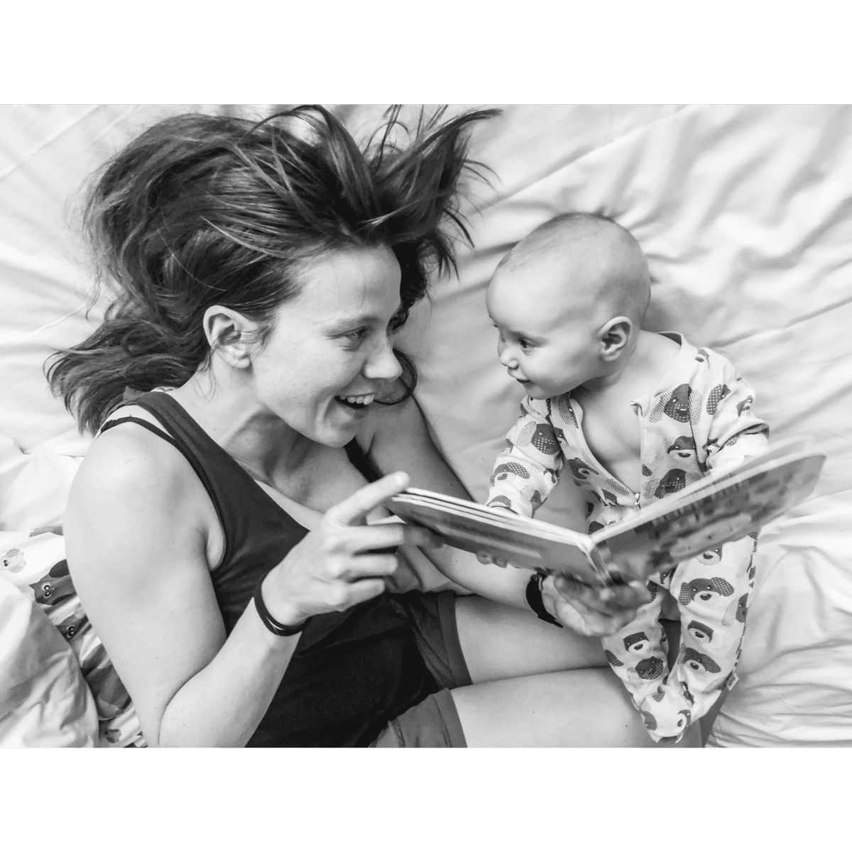 Mor og baby leser pekebok sammen